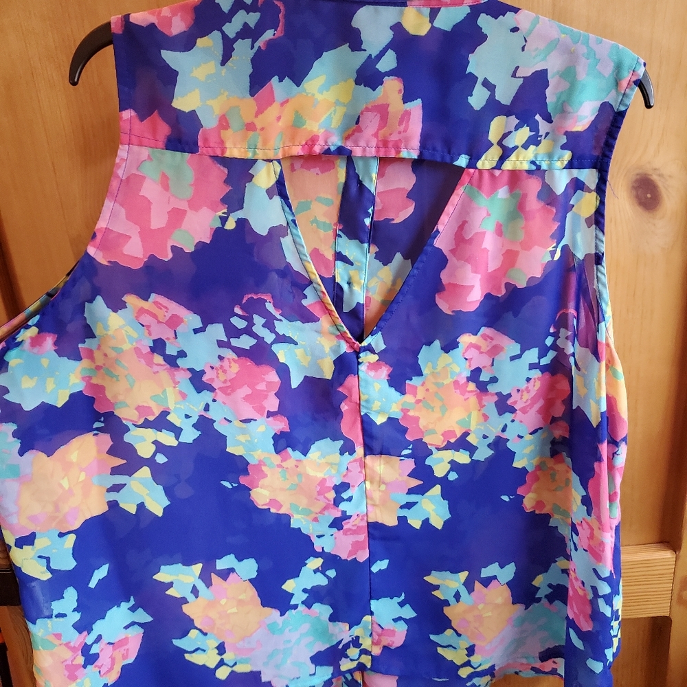 Abstract Button Up - Picture 6 of 8